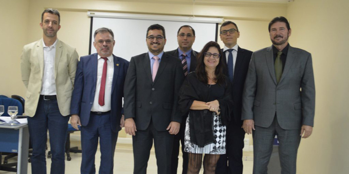 Da esq para direita: O promotor de Justiça do AP, Fabiano Castanho, o presidente do TCE-AP, Ricardo Soares, o presidente do TCEMG, Cláudio Terrão, a diretora geral do TCEMG, Gislaine Fois e outras autoridades (Foto: TCE-AP)